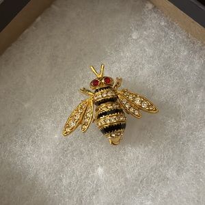 The met bee brooch